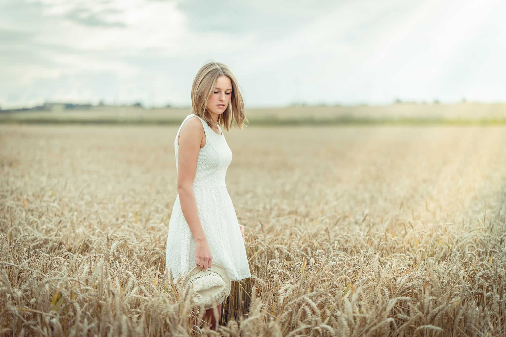 Model von Fotograf in Alzey Kirchheimbolanden Mainz www.emotive-photography.de Portrait einer Frau in einem sommerlichen Kornfeld