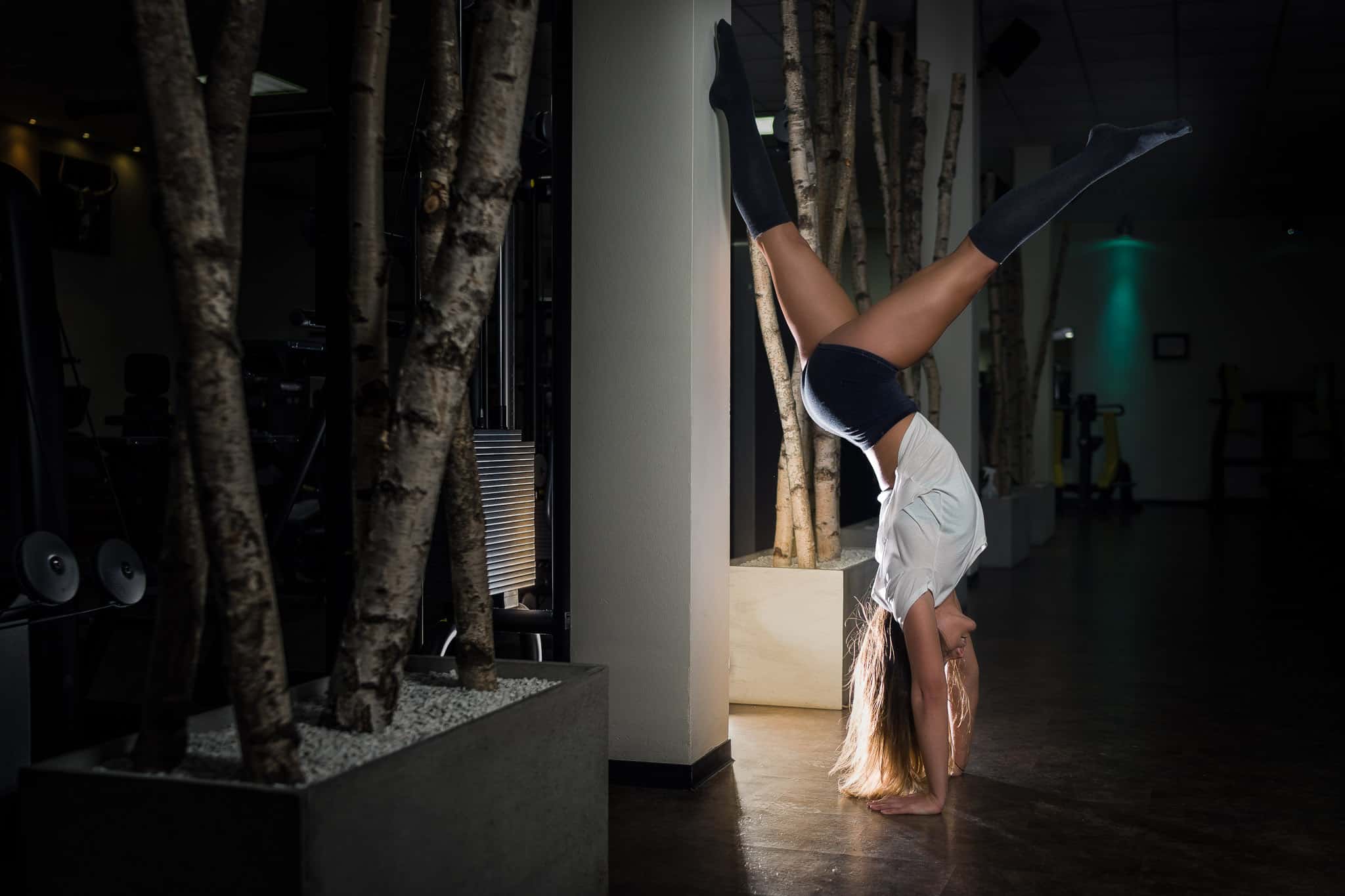 Model im Fitnessstudio Alzey aufgenommen von www.emotive-photography.de Künstlerisches Portrait einer Frau im Licht einer geöffneten Tür