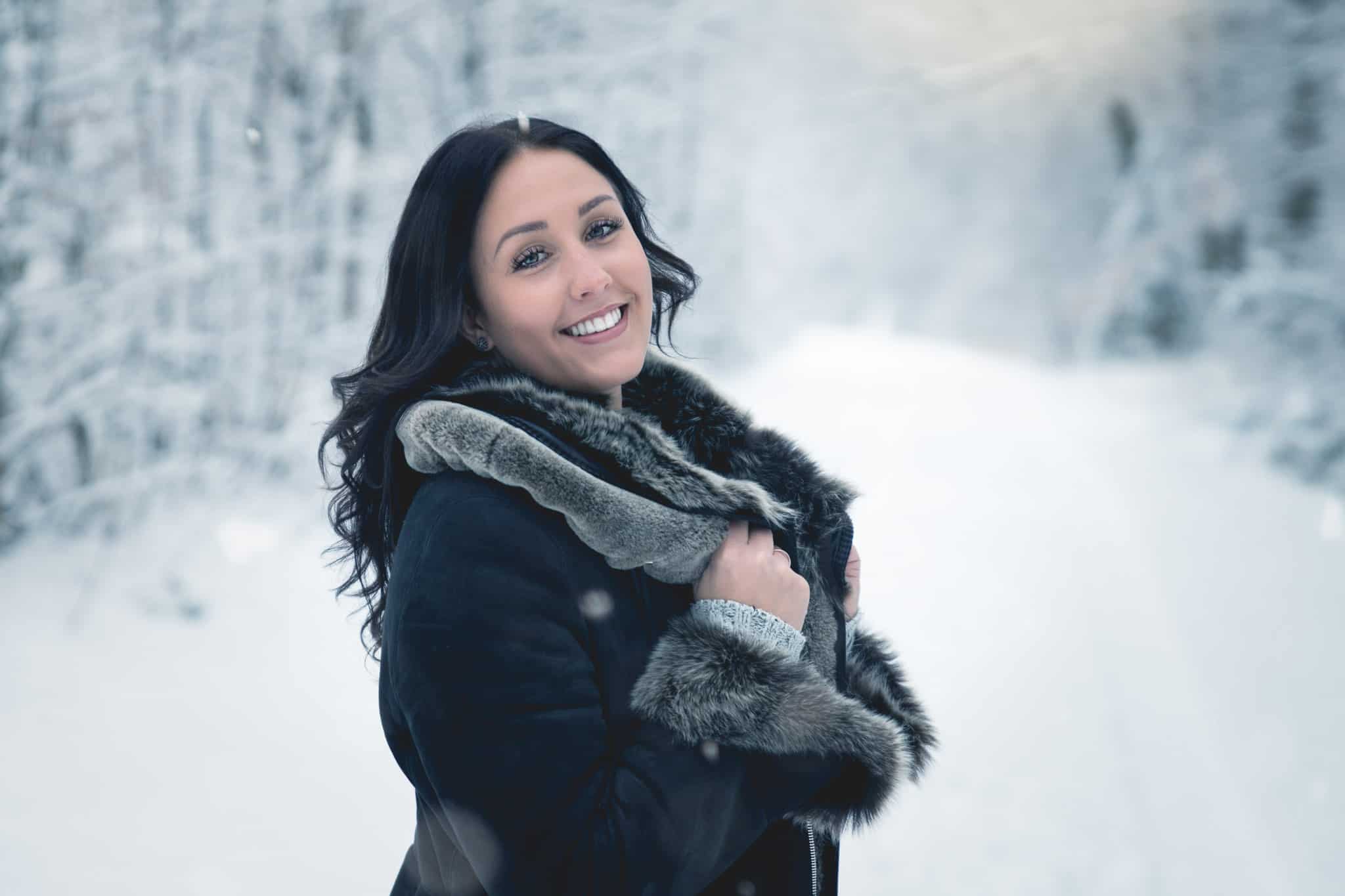 Model von Fotograf in Alzey Kirchheimbolanden Mainz www.emotive-photography.de Lachende Frau bei einem Portraitshooting im Schnee