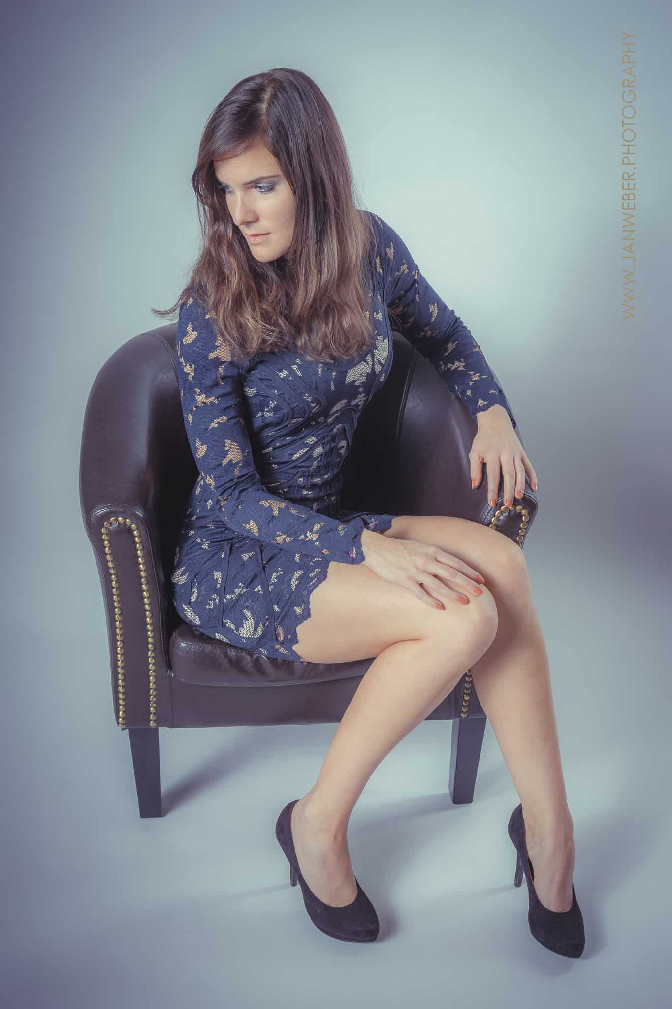 Jasmin Model im Fotostudio aufgenommen von Fotograf Mauchenheim www.emotive-photography.de Sitzendes Portrait einer Frau im blauen Spitzenkleid