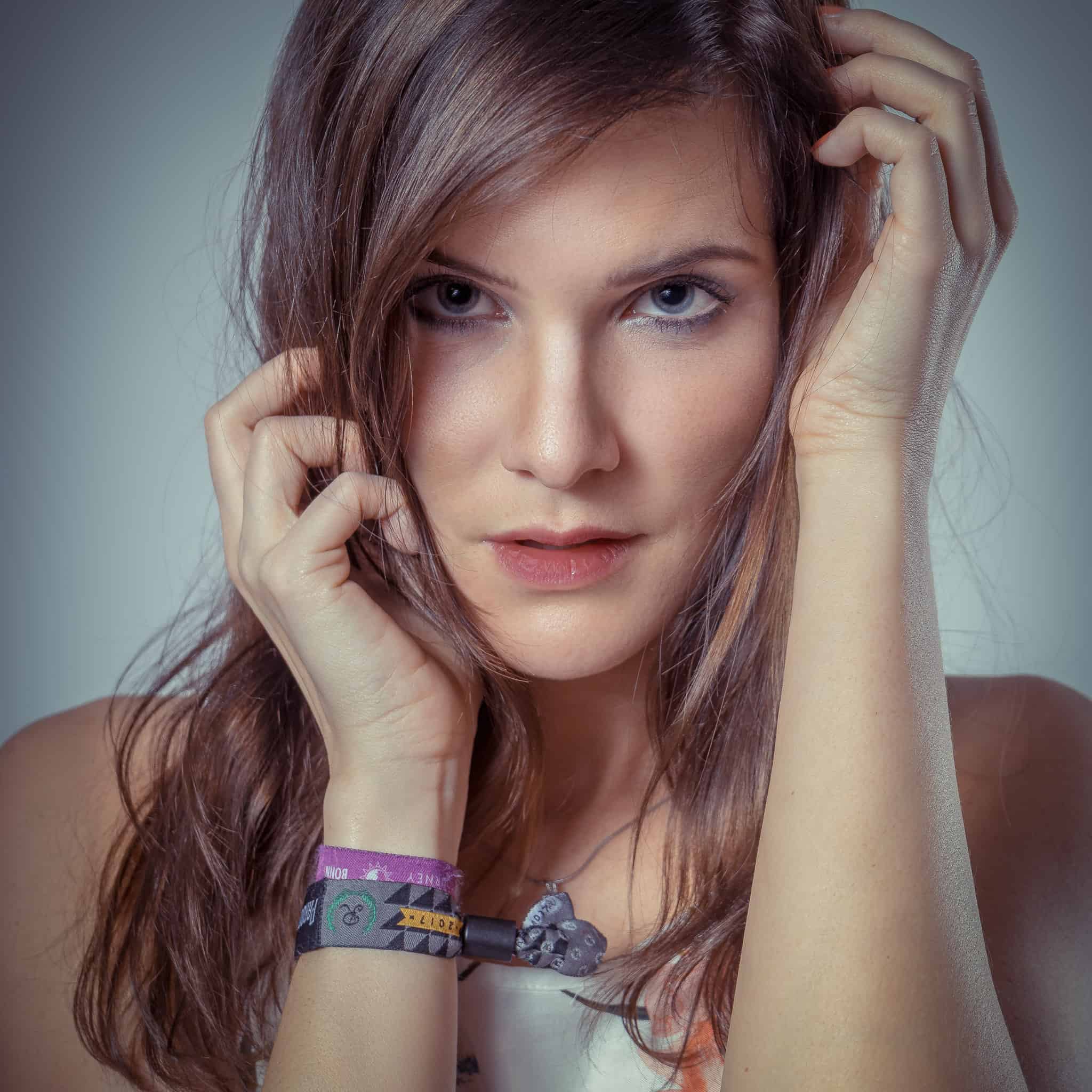 Shooting People Glamour Nahes Beauty-Portrait einer Frau mit den Händen am Gesicht