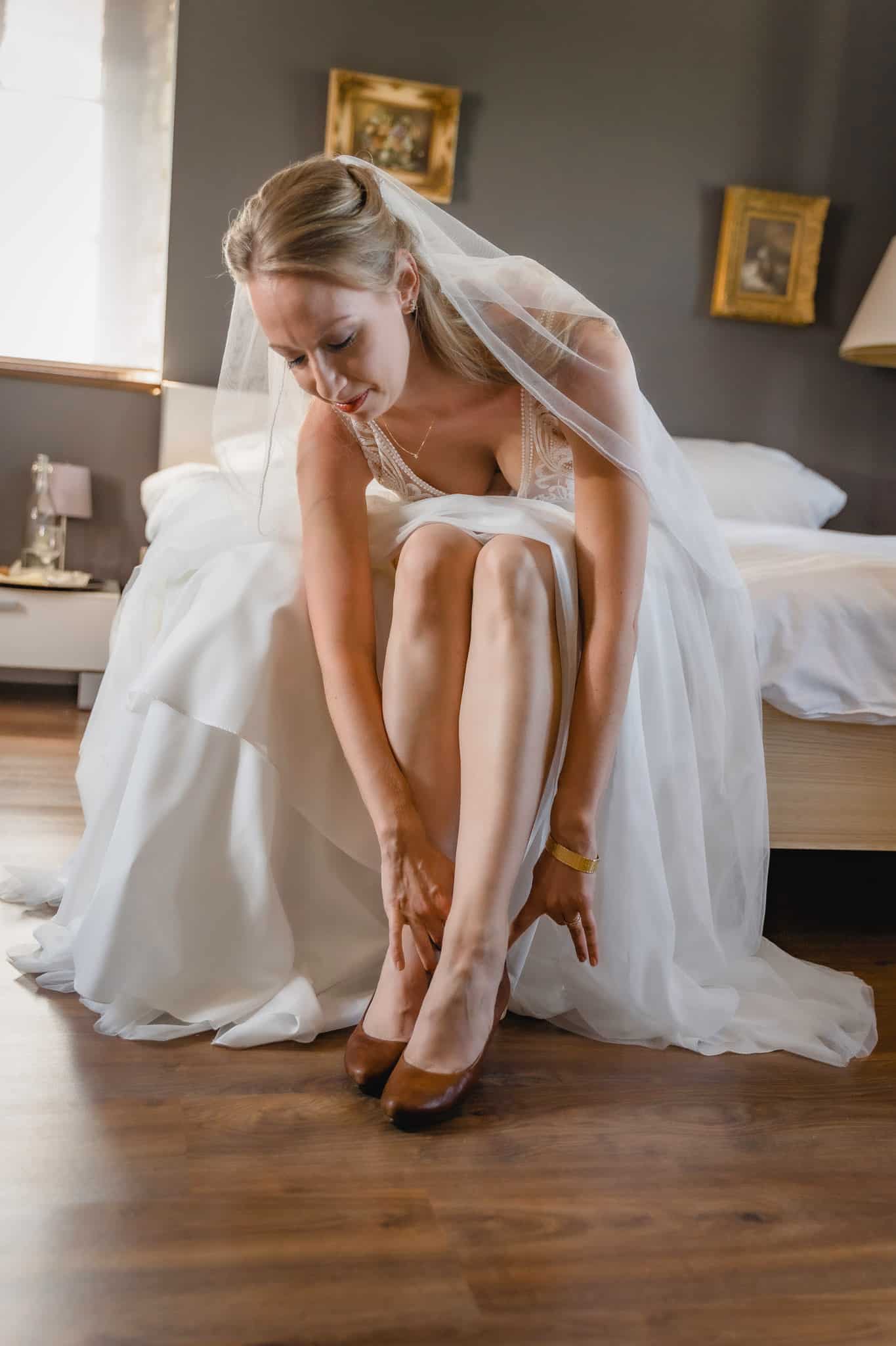 Getting Ready Braut Schuhe anziehen