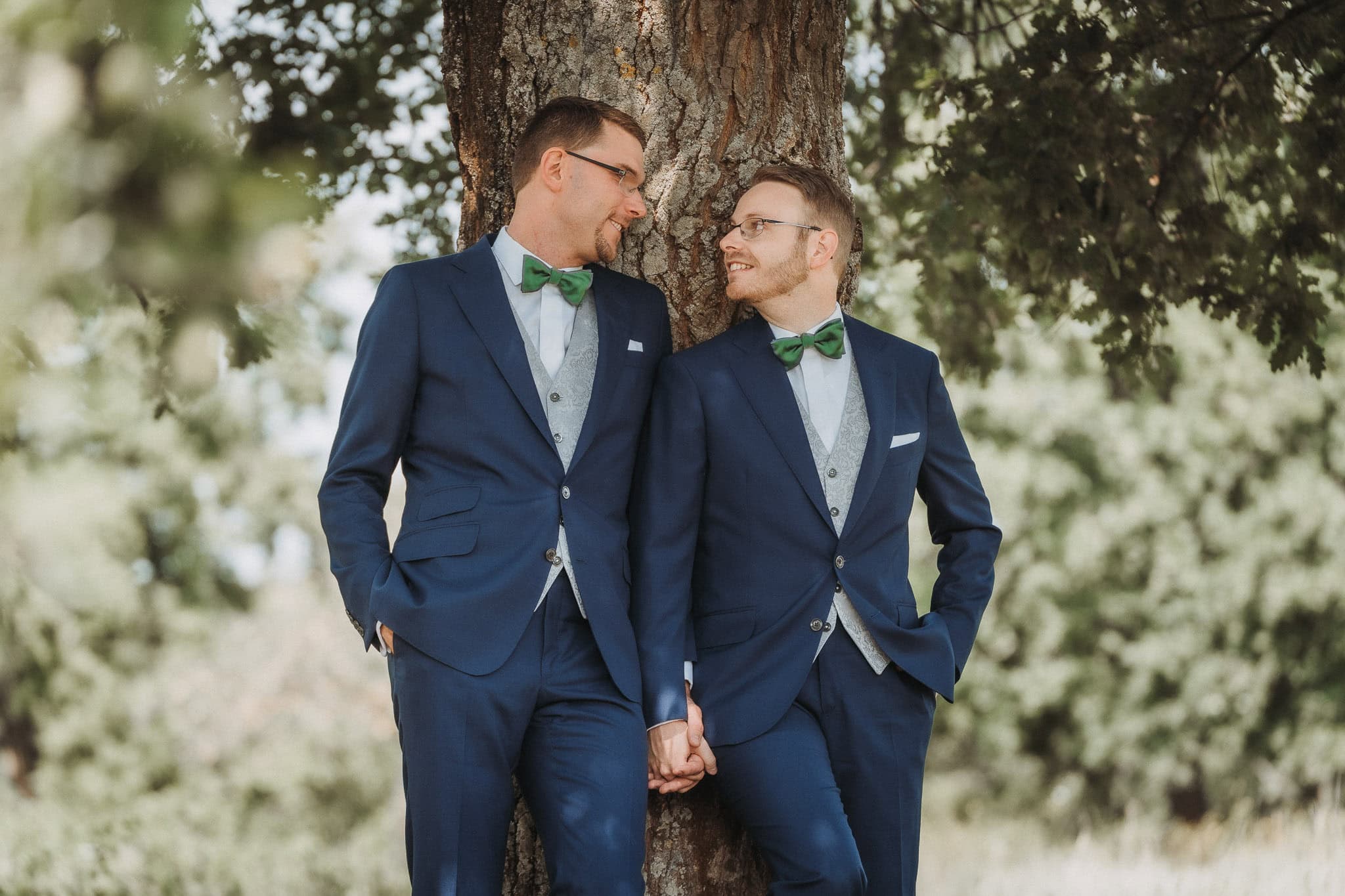 Zwei Bräutigame in eleganten Anzügen beim Weddingshoot Gay Wedding LGBTQ