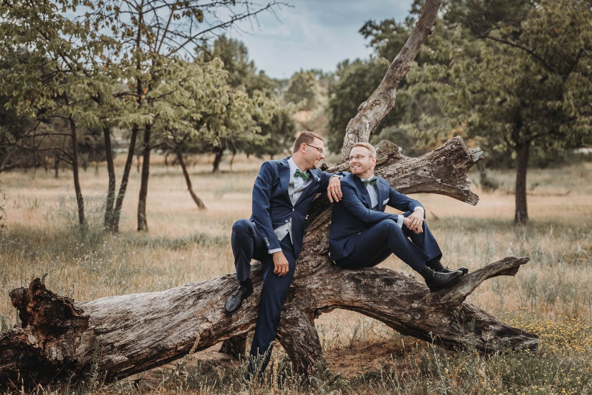 Zwei Bräutigame in eleganten Anzügen beim Weddingshoot Gay Wedding LGBTQ